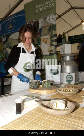 Servire formaggio al mercato degli agricoltori Foto Stock