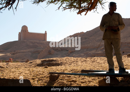 Uomo egiziano su una collina nei pressi del Mausoleo di Aga Khan in Aswan Foto Stock