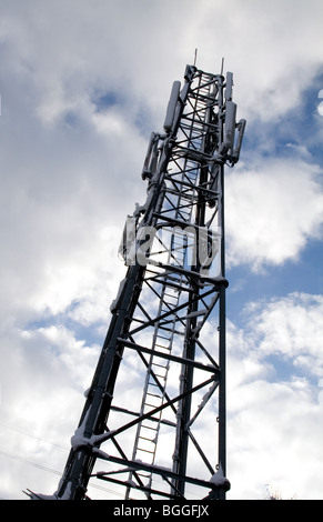 Un telefono mobile montante con la neve Foto Stock