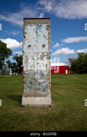 Sezione originale del muro di Berlino sul display a Mennonite Heritage Village in Steinbach,Manitoba;Canada,l'America del Nord Foto Stock