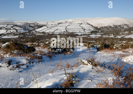 Vista della coperta di neve sopra Dartmoor Widecombe in Moro Devon England Foto Stock