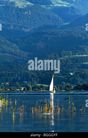 Piccola barca a vela sul Chiemsee Alta Baviera Germania Foto Stock