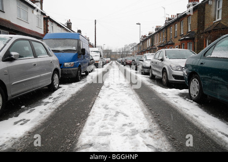 Coperta di neve strada in Hounslow, a ovest di Londra, durante l'inverno 2009/10. Foto Stock