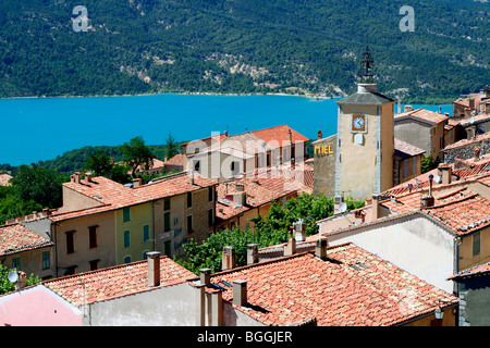 Vista sui tetti della città e la chiesa di Aiguines, Francia, ad alto angolo di visione Foto Stock