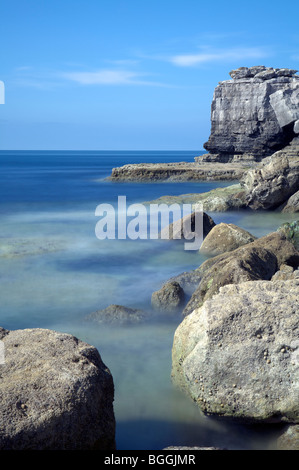 Le rocce calcaree e la fascia costiera di Portland, pulpito Rock e le prove di estrazione per calcare. Foto Stock