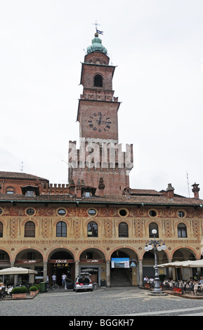 Del Bramante torre sul Castello Sforzesco in Piazza Ducale di Vigevano Lombardia Italia con portici o portaci in primo piano Foto Stock