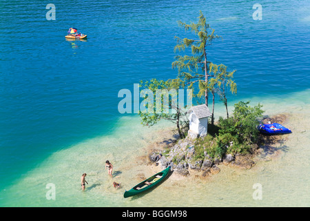 Famiglia su una piccola isola, Salzkammergut, Austria, Vista panoramica Foto Stock