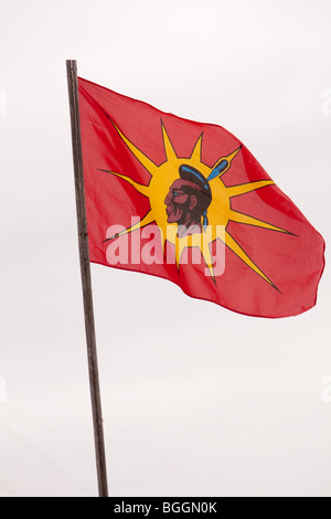 Un Mohawk Warriors società sventola su una proprietà in Huron riserva di Wendake Foto Stock