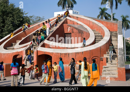 Popolo Indiano in visita Misra Yantra edificio. Jantar Mantar antico osservatorio. New Delhi. India Foto Stock