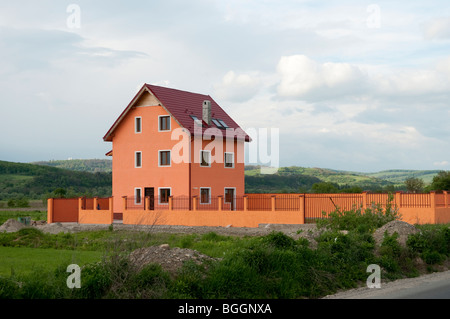 Nuova brillante casa arancione in colline ai piedi dei Monti Fagaras Transilvania Romania Europa orientale Foto Stock