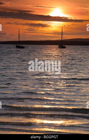 Barche a vela in Carna al tramonto, Connemara, Irlanda Foto Stock