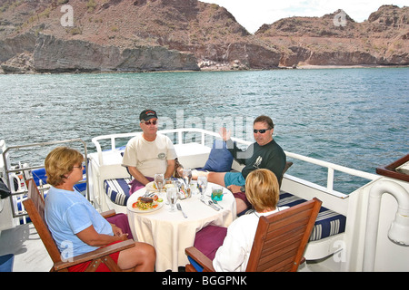 Il pranzo sul ponte posteriore del Safari Quest, lussuosa nave da crociera, Mare di Cortez, Baja California, Messico. Foto Stock