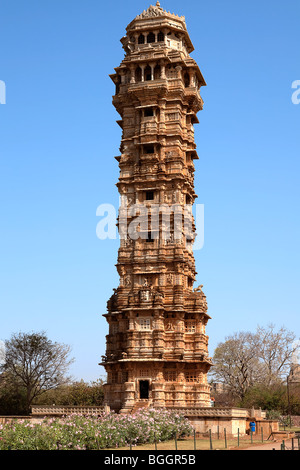 Torre di vittoria all'interno della Chittorgarh fort aera in Rajasthan in India Foto Stock