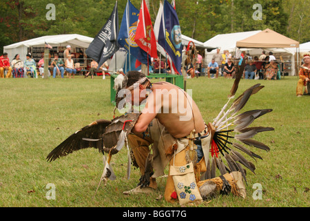 La Danza di caccia. Native American Indian uomo contemporaneo a Pow Wow. Springfield, Ohio, Stati Uniti d'America. Foto Stock