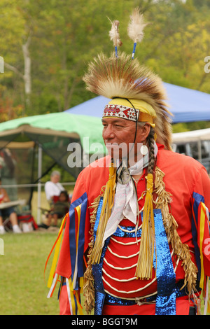 Native American Indian uomo contemporaneo a Pow Wow. Springfield, Ohio, Stati Uniti d'America. Foto Stock