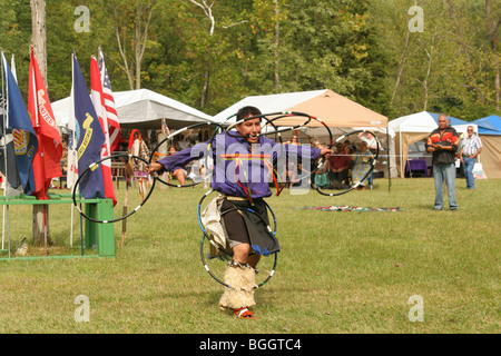 Hoop Dance da Native American Indian uomo contemporaneo a Pow Wow. Springfield, Ohio, Stati Uniti d'America. Foto Stock