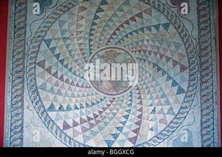 Tesselated mosaico raffigurante Bacco (Dionysos) 2° C ad impostare in un modello geometrico Foto Stock