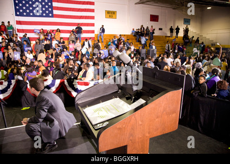 Michelle Obama parla podio durante Barack Obama Rally Presidenziale, Ottobre 29, 2008 in Rocky Mount High School, NC Foto Stock