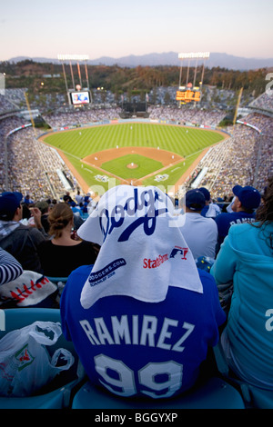 Fan di Dodger Manny Ramirez, #99, siede in tribuna affacciato sulla piastra di casa a livello nazionale League Championship Series (gli NLC) Foto Stock