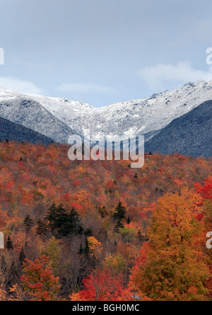 White Mountains del New Hampshire in autunno con Washington Mt in background Foto Stock