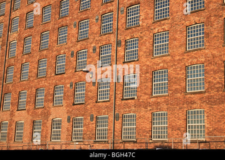 Xviii al XIX secolo Mills si affaccia Rochdale Canal, Ancoats, Manchester, Regno Unito. Ora restaurata per uso domestico e commerciale. Foto Stock