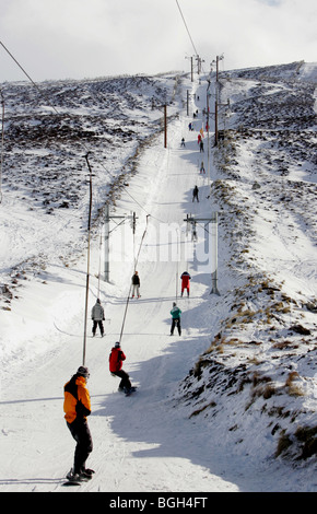 Glenshee Ski Centre che offre sci e snowboard strutture Foto Stock