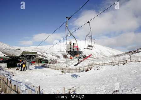 Glenshee Ski Centre che offre sci e snowboard strutture Foto Stock