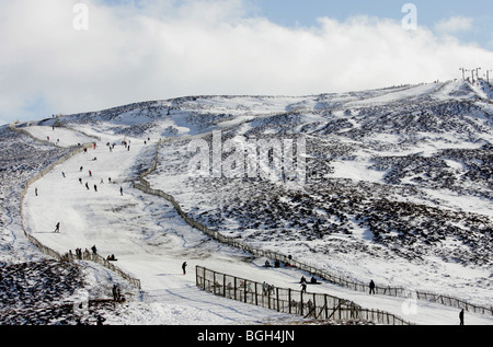 Glenshee Ski Centre che offre sci e snowboard strutture Foto Stock