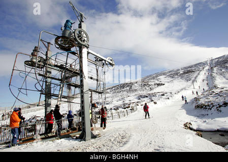 Glenshee Ski Centre che offre sci e snowboard strutture Foto Stock