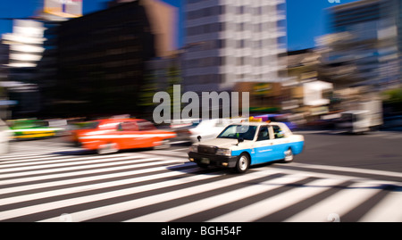 Il traffico su Harumi-Dori, Ginza, Tokyo, Giappone Foto Stock