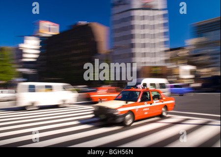 Il traffico su Harumi-Dori, Ginza, Tokyo, Giappone Foto Stock