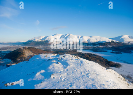 La coperta di neve Skiddaw massiccio visto da Cat campane, Lake District, Cumbria Foto Stock