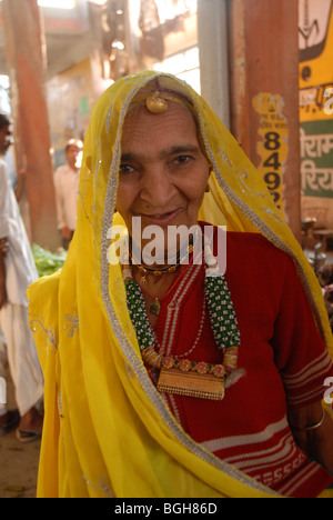 Donna di Rajasthani shopper in un mercato di Rajasthan Foto Stock