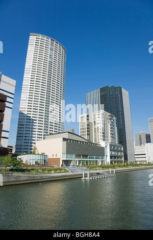 Strada piena di grattacieli. Nakanoshima, Nishi-ku, Osaka in Giappone Foto Stock