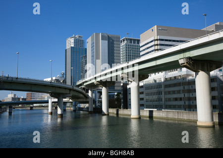 Fiume foderato con grattacieli. Nakanoshima Nishi-ku Osaka in Giappone Foto Stock