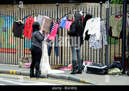 Alla moda di giovani donne cothes vendita in street Stoke Newington Londra Inghilterra REGNO UNITO Foto Stock