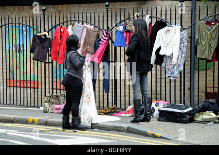 Alla moda di giovani donne cothes vendita in street Stoke Newington Londra Inghilterra REGNO UNITO Foto Stock