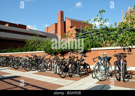 Portabiciclette presso la British Library Euston Road Londra Inghilterra REGNO UNITO Foto Stock