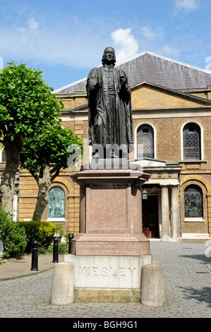 Statua di John Wesley fuori Wesley's Cappella e Museo della Città Road Islington Londra Inghilterra REGNO UNITO Foto Stock