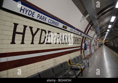 Parete piastrellata all'interno del Hyde Park Corner, stazione della metropolitana di Londra, la zona centrale di Londra, Regno Unito. Foto Stock