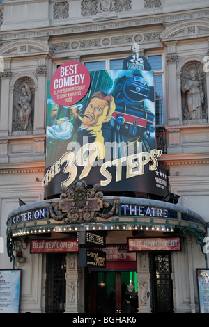 Pubblicità segno per 'Il 39 Steps' sopra la porta di ingresso al Criterion Theatre di Londra. Nov 2009 Foto Stock