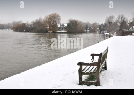 Neve invernale Fiume Tamigi a Shepperton Foto Stock