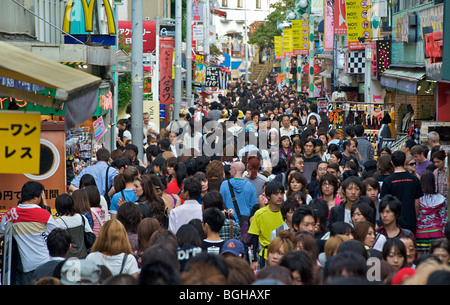 Affollata Takeshita Street a Harajuku Tokyo , Giappone Foto Stock
