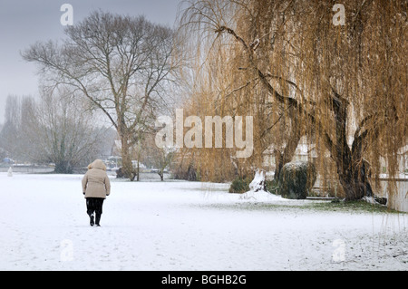 Neve invernale Fiume Tamigi a Shepperton Foto Stock