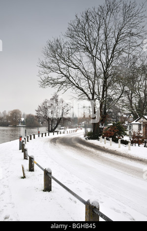 Neve invernale Fiume Tamigi a Shepperton Foto Stock