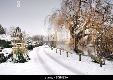 Neve invernale Fiume Tamigi a Shepperton Foto Stock