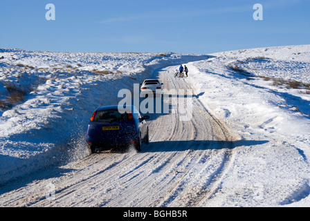 Le automobili e i ciclisti su un4107 bwlch strada di montagna rhondda Valley South wales uk Foto Stock