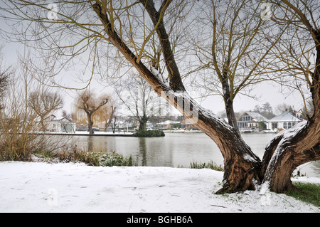 Neve invernale Fiume Tamigi a Shepperton Foto Stock