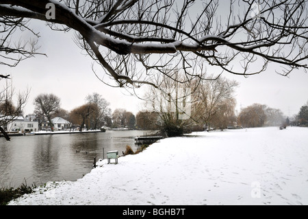 Neve invernale Fiume Tamigi a Shepperton Foto Stock