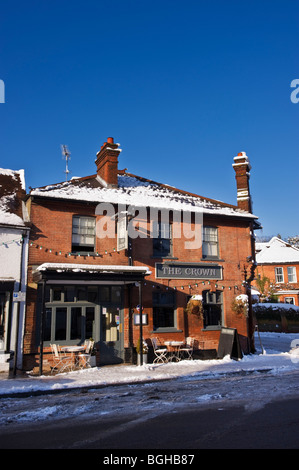 La corona villaggio locale public house in Chalfont St Giles Buckinghamshire UK in inverno la neve Foto Stock